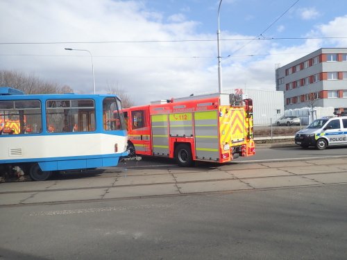 V Ostravě se srazila dodávka s tramvají. Řidiče museli vyprostit hasiči.
