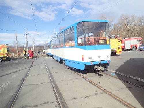 V Ostravě se srazila dodávka s tramvají. Řidiče museli vyprostit hasiči.