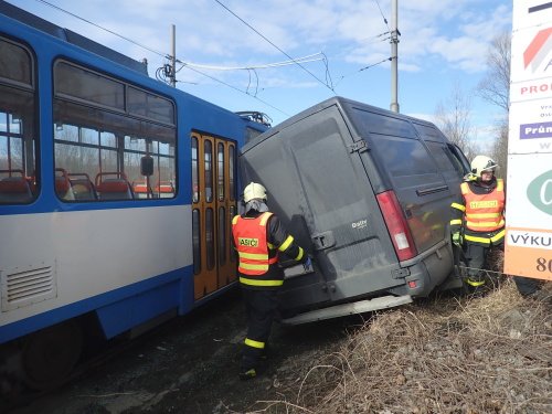 V Ostravě se srazila dodávka s tramvají. Řidiče museli vyprostit hasiči.