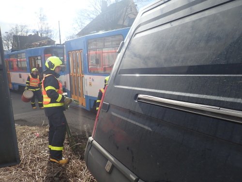 V Ostravě se srazila dodávka s tramvají. Řidiče museli vyprostit hasiči.