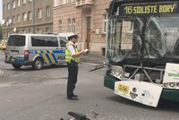 Trolejbus se srazil v Plzni s poštovní dodávkou: 4 zranění, jedno je vážné