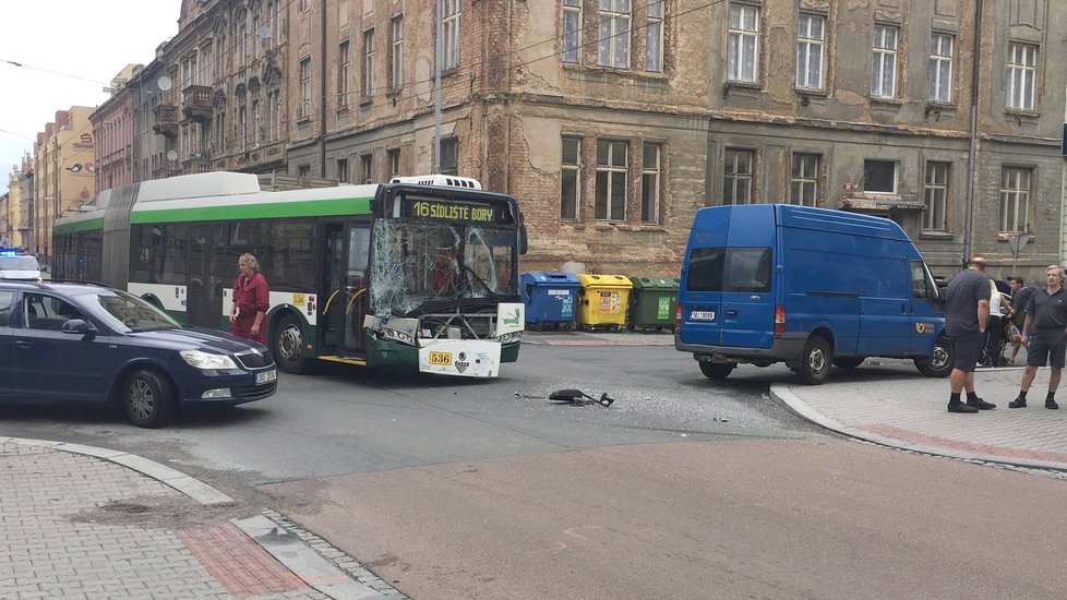 V Plzni se srazil trolejbus s dodávkou, záchranáři odváželi čtyři zraněné.