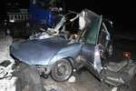 Po srážce náklaďáku u Dolních Hořic na Táborsku z osobního automobilu téměř nic nezbylo.