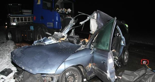 Po srážce náklaďáku u Dolních Hořic na Táborsku z osobního automobilu téměř nic nezbylo.