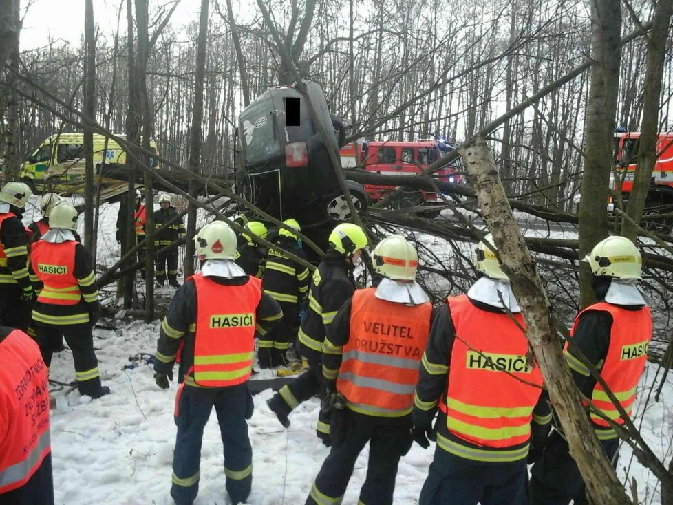 Při nehodě u Dolních Niv zemřel v autě muž po nárazu do stromu.