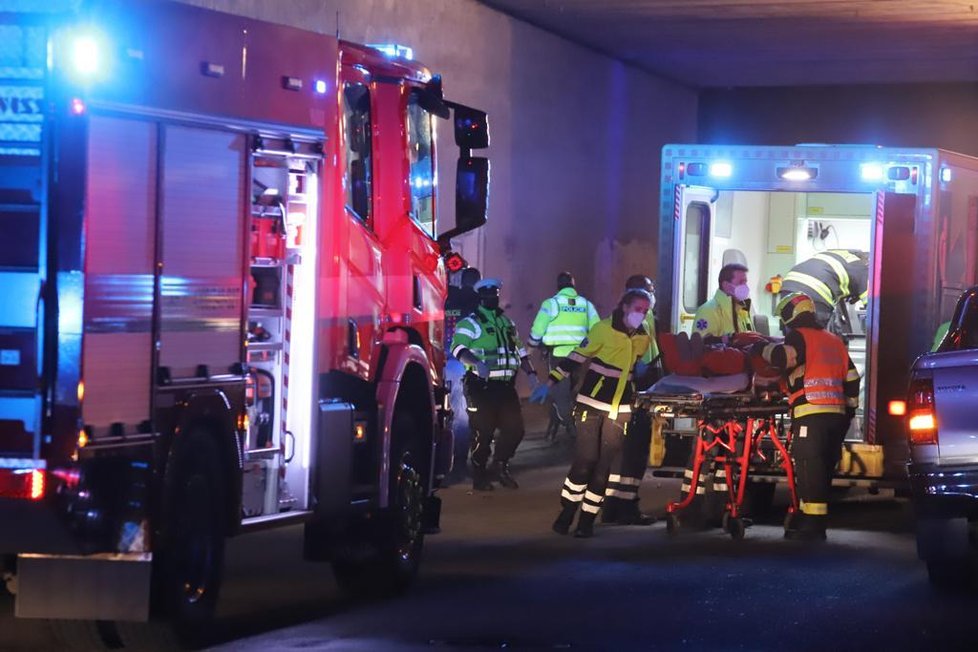 V Dolních Počernicích došlo k vážné dopravní nehodě. (11. prosinec 2020)