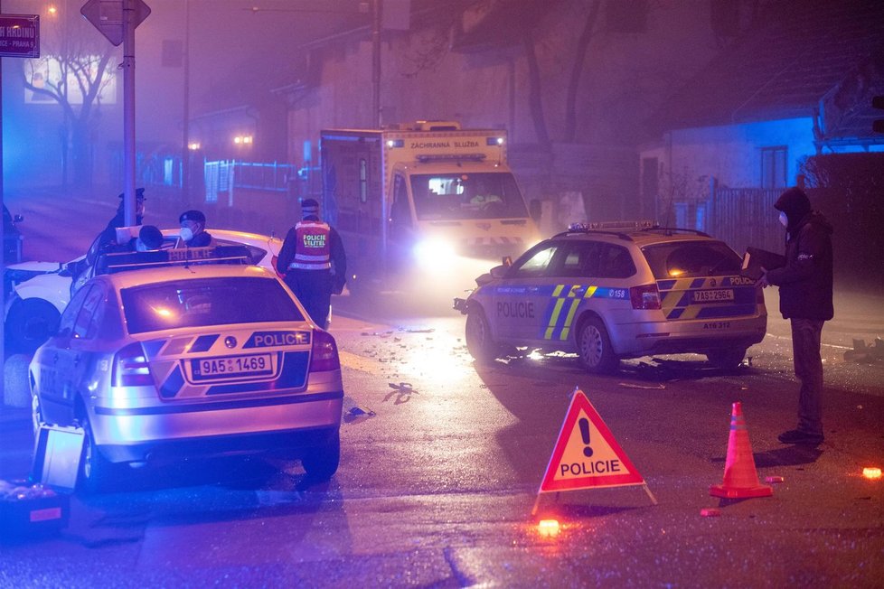 Dopravní nehoda v Dolních Počernicích, kdy došlo ke střetu osobního a policejního vozu. (2. březen 2021)