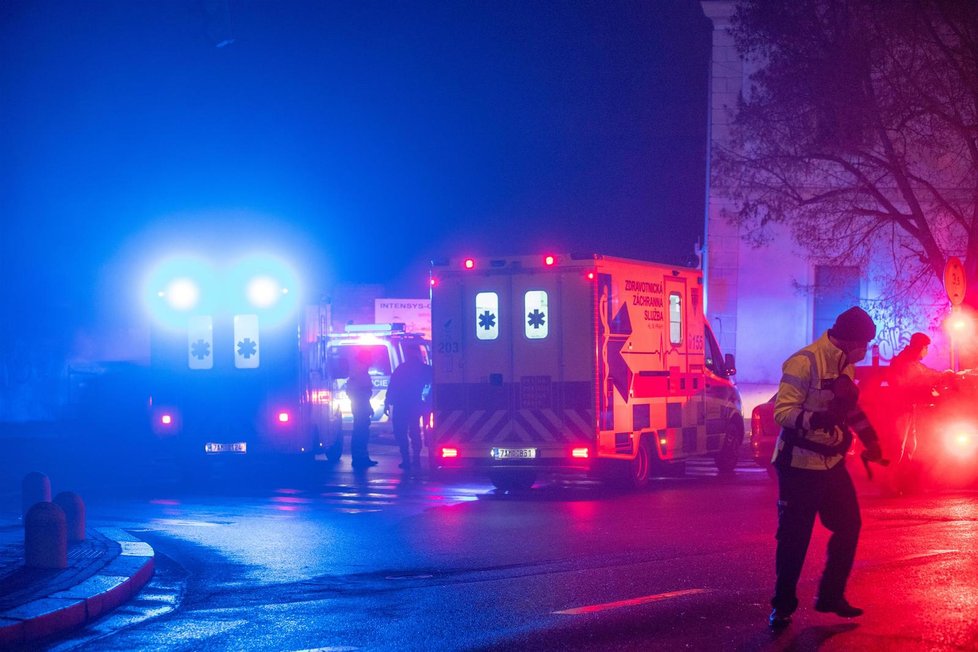 Dopravní nehoda v Dolních Počernicích, kdy došlo ke střetu osobního a policejního vozu. (2. březen 2021)