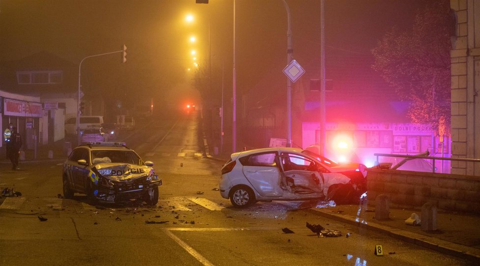 Dopravní nehoda v Dolních Počernicích, kdy došlo ke střetu osobního a policejního vozu. (2. březen 2021)