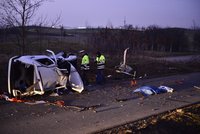 Smrtelná nehoda v Dolních Počernicích: Řidič narazil ve vysoké rychlosti do stromu!