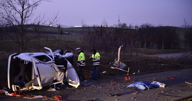 Smrtelná nehoda v Dolních Počernicích: Řidič narazil ve vysoké rychlosti do stromu!
