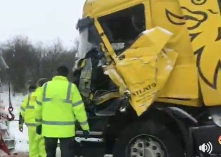Takto dopadl kamion u Domašova. V Brně a okolí se od rána do 14  hodin stalo již více než 100 nehod.