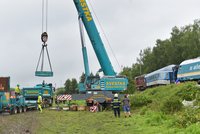 Zdemolované vlaky z Milavče se podařilo odtáhnout: Opravy však potrvají dlouho