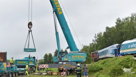 U Milavče na Domažlicku vyprošťují dva osobní vlaky, které se srazily ve středu 4. srpna. Zemřeli tři lidé a na 70 lidí bylo zraněno.