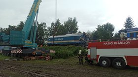 U Milavče na Domažlicku vyprošťují dva osobní vlaky, které se srazily ve středu 4. srpna. Zemřeli tři lidé a na 70 lidí bylo zraněno.