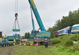 U Milavče na Domažlicku vyprošťují dva osobní vlaky, které se srazily ve středu 4. srpna. Zemřeli tři lidé a na 70 lidí bylo zraněno.