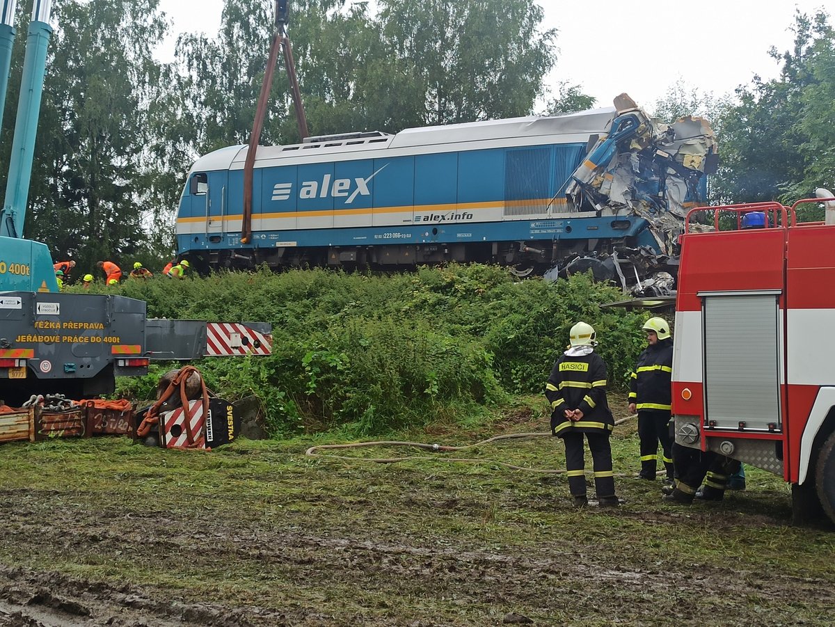 U Milavče na Domažlicku vyprošťují dva osobní vlaky, které se srazily ve středu 4. srpna. Zemřeli tři lidé a na 70 lidí bylo zraněno.