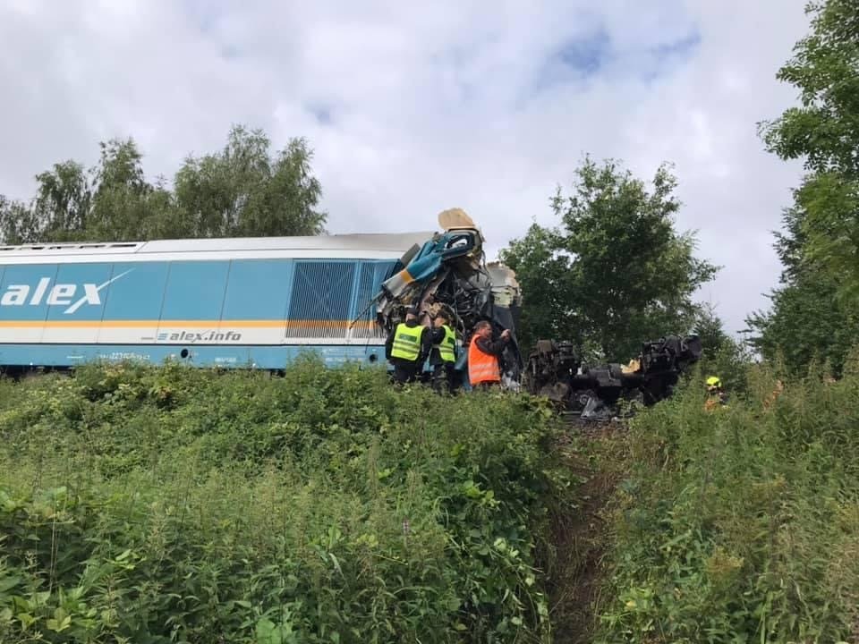 Tragická srážka vlaků u Domažlic si vyžádala tři mrtvé a desítky zraněných.