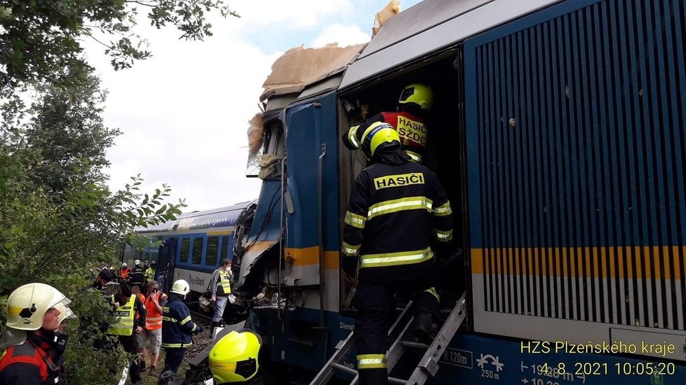 Tragická srážka vlaků u Domažlic si vyžádala tři mrtvé a desítky zraněných.