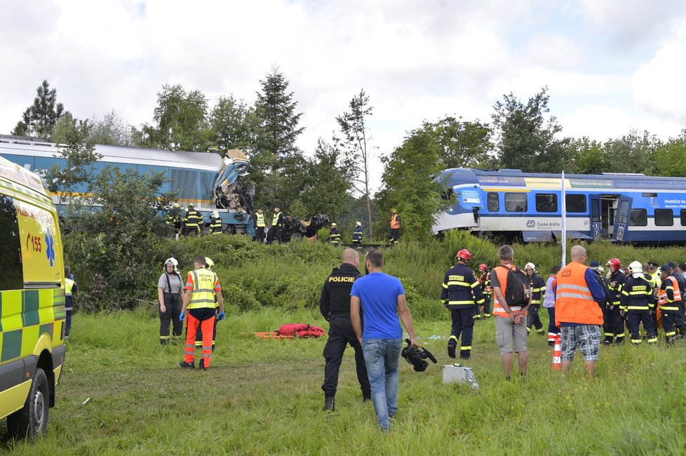 Tragická srážka vlaků u Domažlic si vyžádala tři mrtvé a desítky zraněných.