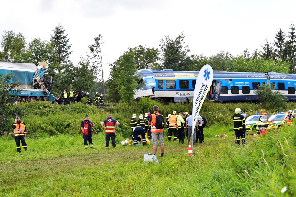 Tragická srážka vlaků u Domažlic si vyžádala tři mrtvé a desítky zraněných.