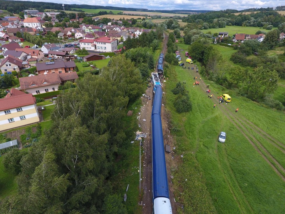 Tragická srážka vlaků u Domažlic si vyžádala tři mrtvé a desítky zraněných.