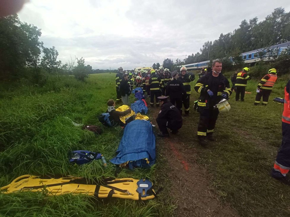 Tragická srážka vlaků u Domažlic si vyžádala tři mrtvé a desítky zraněných.