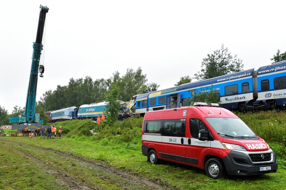 U Milavče na Domažlicku vyprošťují dva osobní vlaky, které se srazily ve středu 4. srpna. Zemřeli tři lidé a na 70 lidí bylo zraněno.
