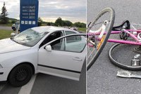 Opilý cyklista vytáhl na posádku auta nůž: Nelíbilo se mu, že na něj řidička troubí