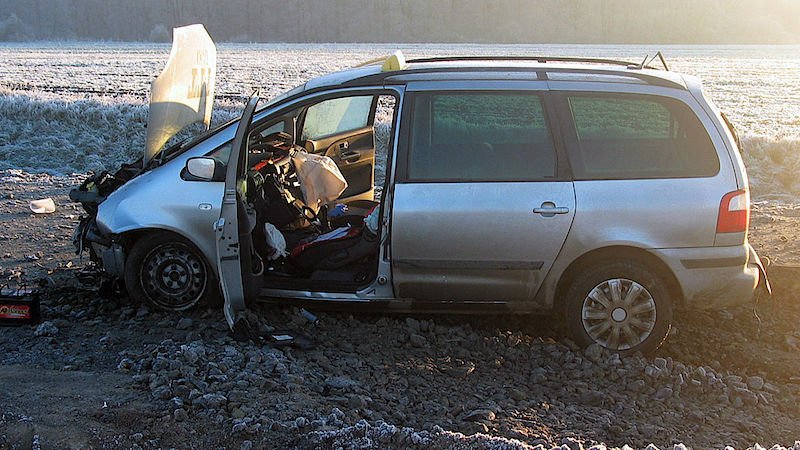 Při nehodě na Domažlicku zemřel taxikář (†61).