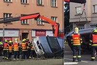 Zaklíněná auta zablokovala magistrálu směrem na Brno, hasiči museli použít jeřáb