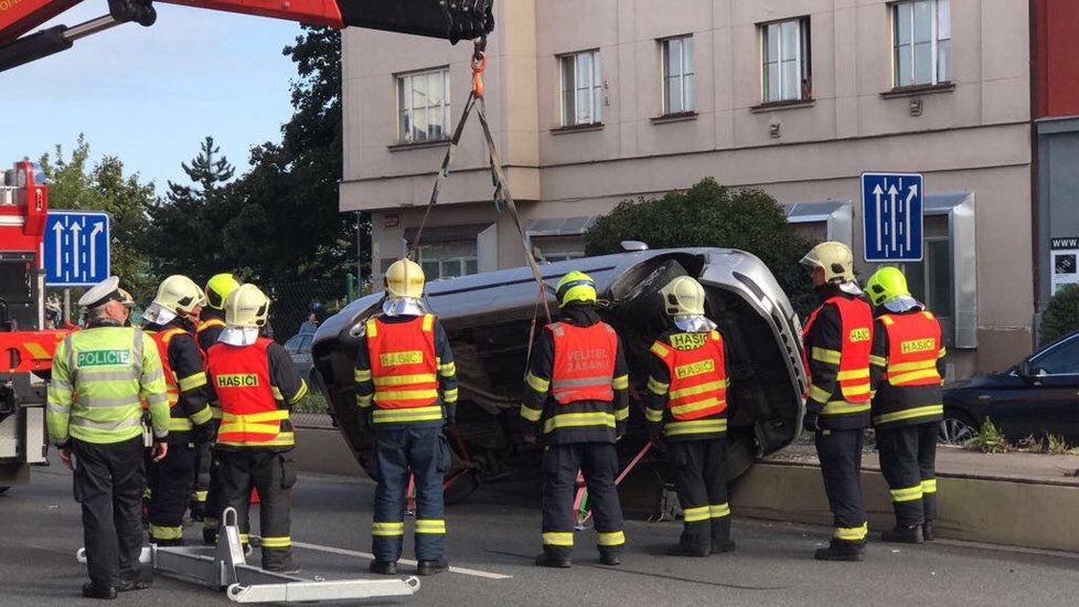 Dopravní nehoda zablokovala ve čtvrtek ráno ulici 5. května směrem na Brno.