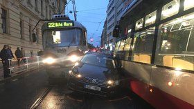 Na křižovatce v centru Prahy skříply dvě tramvaje řidiče volkswagenu.