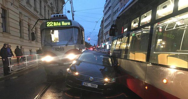 Auto skříply dvě tramvaje! Děsivě vypadající nehoda zkomplikovala dopravu v centru Prahy