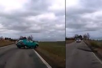 Šílené video z bouračky: Auto dostalo smyk a udělalo několik přemetů! Řidič odešel po svých