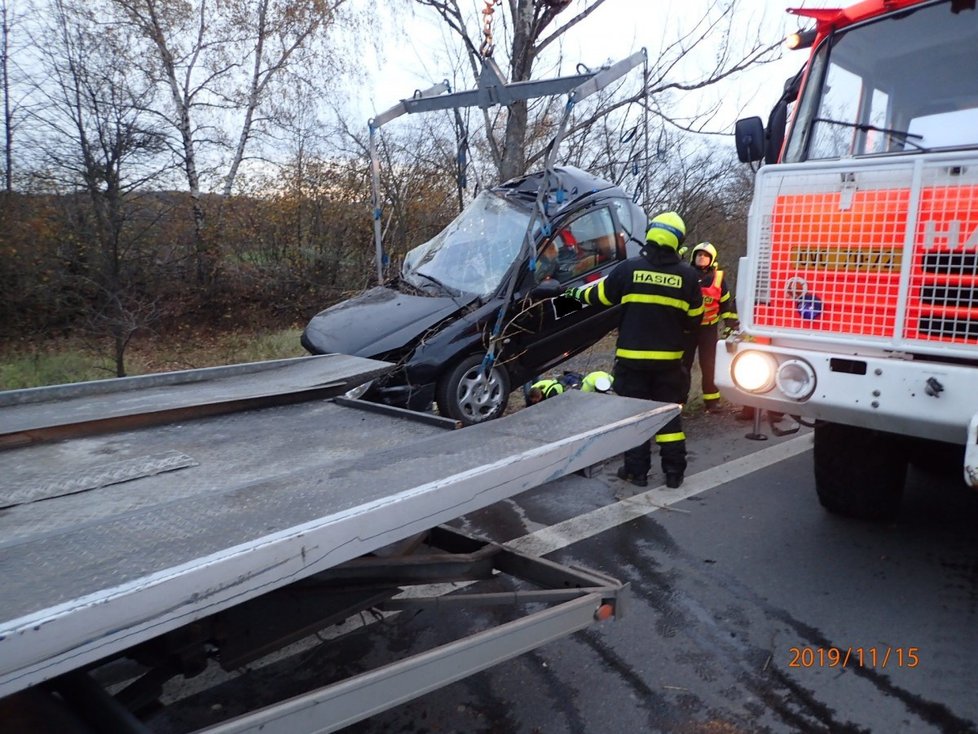 Tragická dopravní nehoda u Havířova, při které zemřel řidič (†54) a jeho spolujezdec (†32)