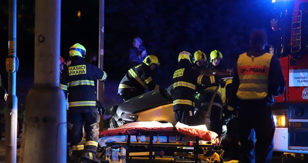 V ulici Černokostelecká došlo k vážné dopravní nehodě. Jeden člověk na místě zemřel.