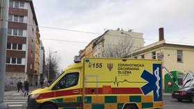 Ženu v Holešovicích srazilo auto. Byla odvezena do nemocnice se zraněnou hlavou a nohou