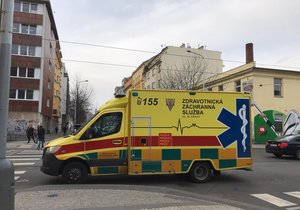 Ženu v Holešovicích srazilo auto. Byla odvezena do nemocnice se zraněnou hlavou a nohou