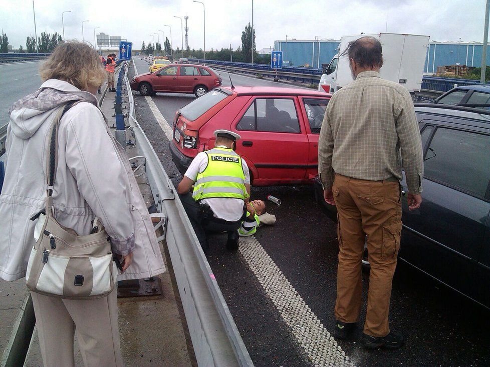 Na R6 na Pražském okruhu se také stala dopravní nehoda. Při vyšetřování byl zraněný další dopravní policista.