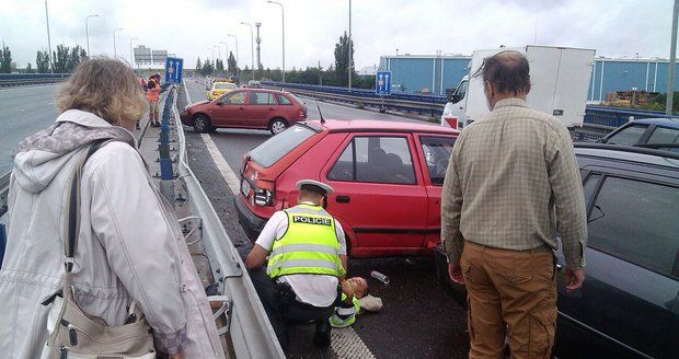 2 sražení policisté, 5 nabouraných aut: Řidiči na Pražském okruhu nezvládli silnici
