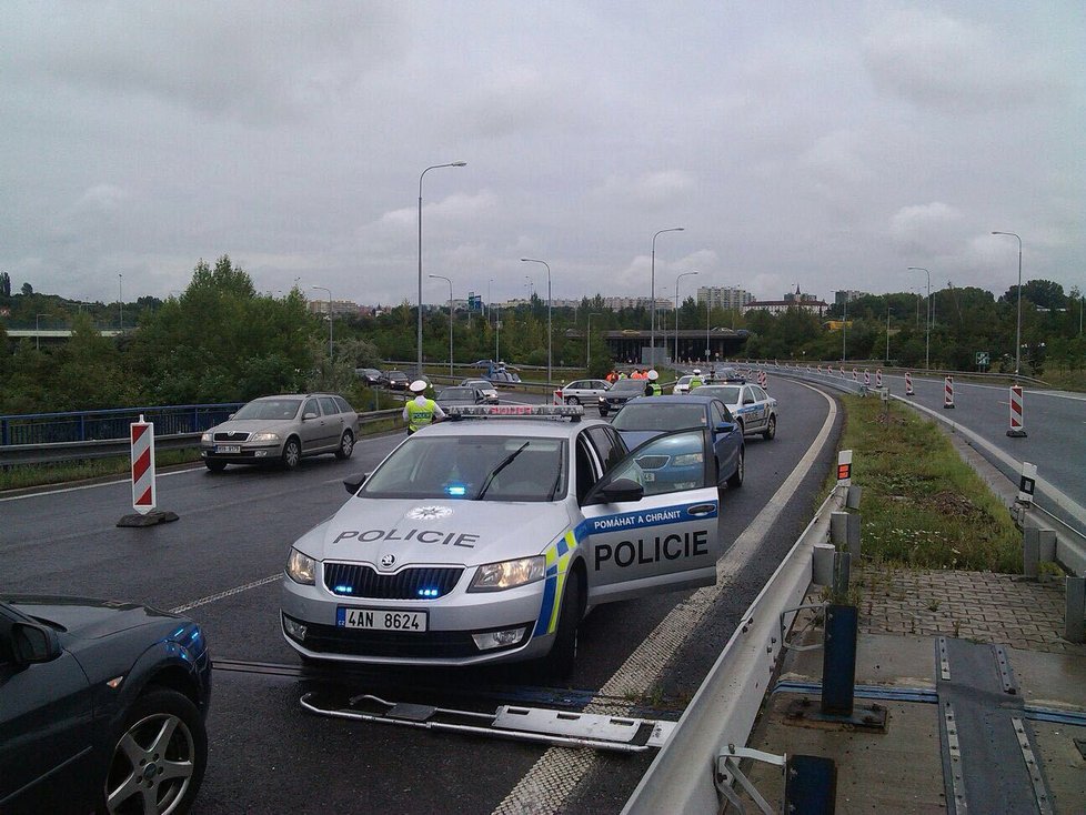 Na R6 na Pražském okruhu se také stala dopravní nehoda. Při vyšetřování byl zraněný další dopravní policista.