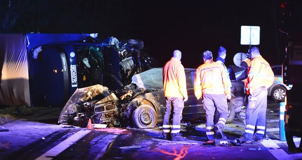 Hromadná nehoda u Slaného: Srazil se náklaďák a dvě auta, jedno začalo hořet