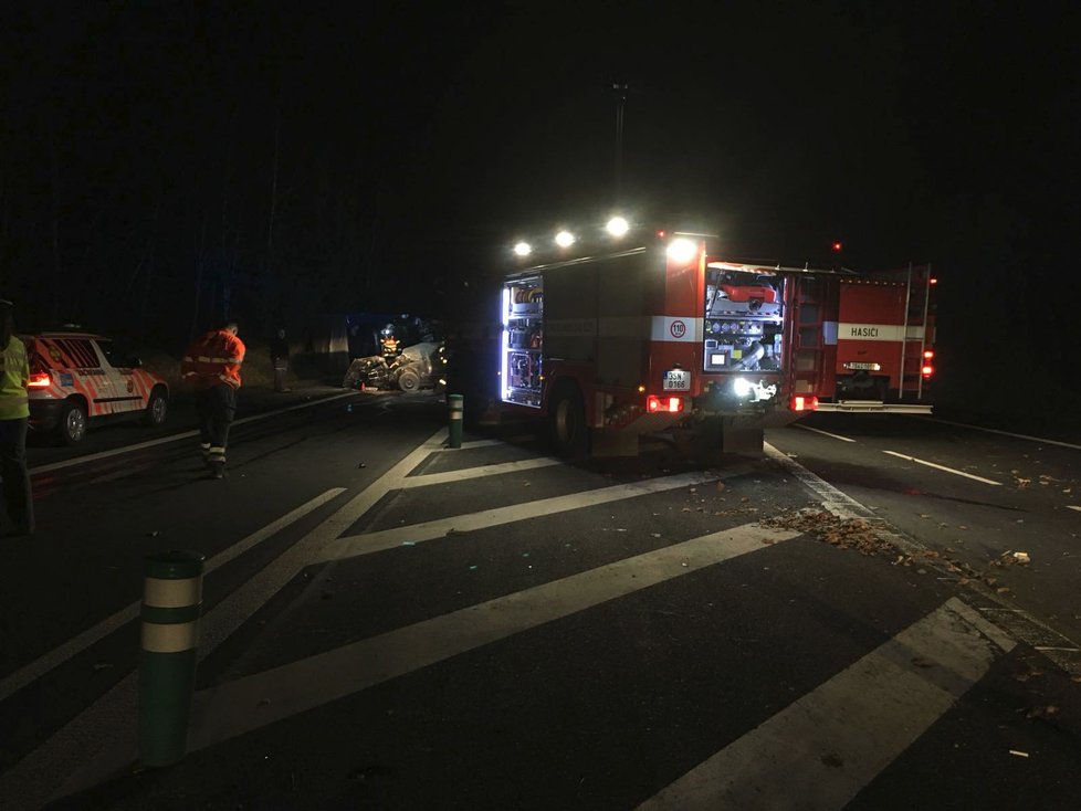 Nehoda tří aut na silnici I/7 za přechodem z D7