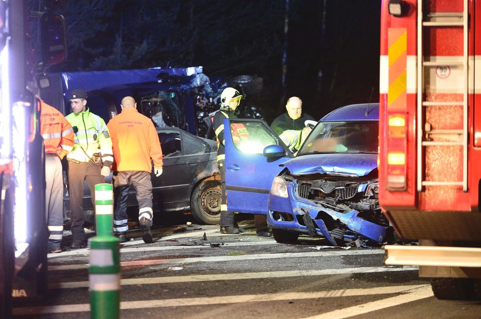 Nehoda tří aut zablokovala silnici I/7 za přechodem z D7 