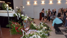 Květiny k bílé rakvi mladičké Sáry přišly položit desítky kamarádů