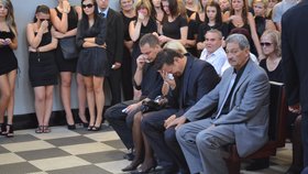 Obřadní síň olomouckého krematoria byla plná mladých lidí. Na lavici uprostřed zlomený Sářin otec Jan Mlčoch.
