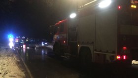 U obce Doubek u Říčan se srazila dvě auta.