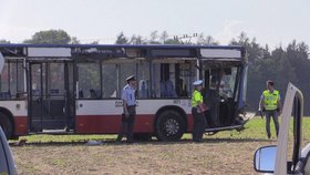 U Doubravčan na Kolínsku odpoledne havaroval autobus.