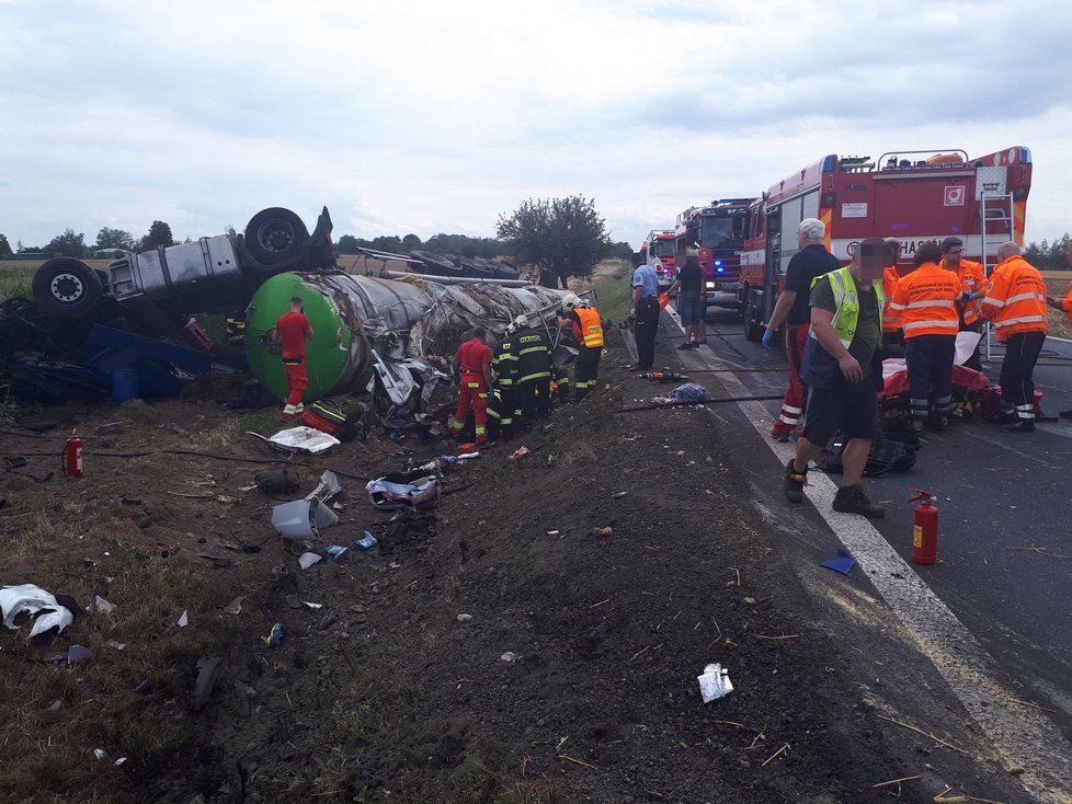 Při tragické nehodě na Kutnohorsku zemřeli tři lidé a několik dalších se zranilo.